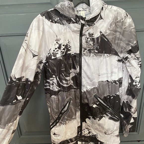 Lululemon windbreaker - Picture 1 of 4